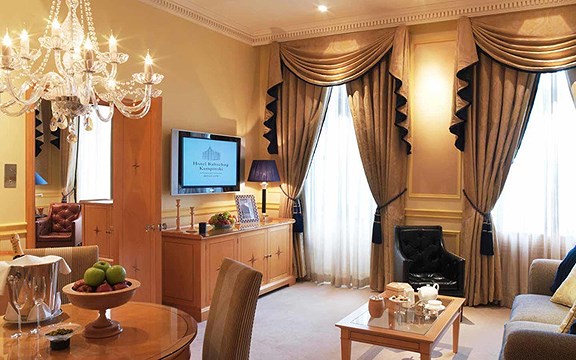 Khách sạn Baltschug Kempinski Moscow sở hữu những căn phòng view sông với góc nhìn tuyệt đẹp. Mức giá thuê phòng vì vậy cũng khá đắt đỏ, 690 USD/đêm. giá thuê phòng đắt đỏ