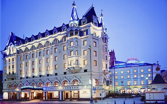2. Khách sạn Marriott Royal Aurora mở cửa lần đầu vào năm 1999. Đây là một trong những khách sạn sang chảnh nhất nhì Moscow. Từ khách sạn này, du khách sẽ dễ dàng đến tham quan nhiều cửa hàng và các điểm tham quan chính của thành phố. Khách sạn Marriott Royal Aurora