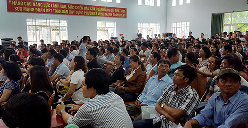 Phiên đấu giá các lô đất trong khu dân cư phường Phú Đông, TP. Tuy Hòa thu hút rất nhiều người tham gia. Ảnh: An Phước đấu giá đất Phú Yên