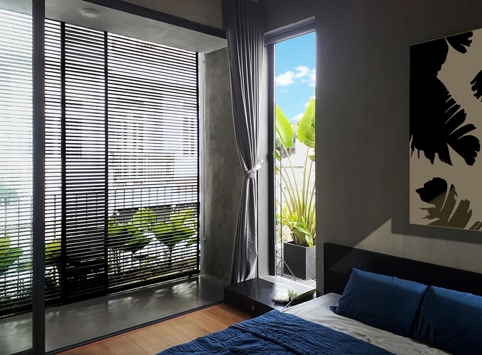 Tường nhà để nguyên màu xám bê tông dung dị và có thêm màu gỗ ấm áp để cân bằng. tường nhà màu xám