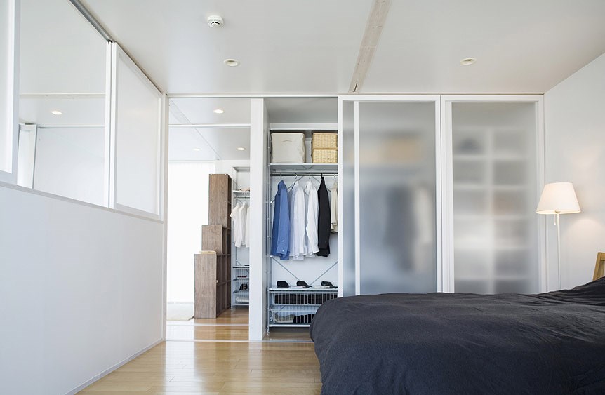Thiết kế tủ quần áo âm tường với cửa trượt bằng kính tạo sự thoáng rộng, ngăn nắp cho phòng ngủ. thiết kế tủ quần áo