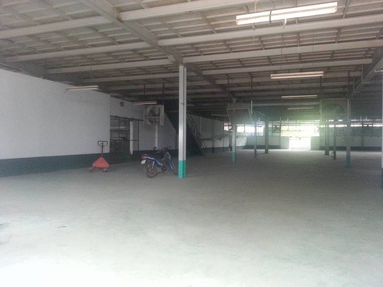 Phía bên trong khu đất hơn 11.500m2 vừa có quyết định thu hồi hiện đang sử dụng làm kho xưởng cho thuê. thu hồi đất tại quận 7