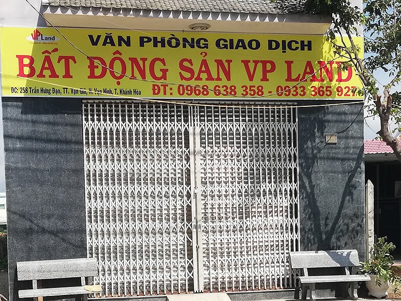 Nhiều văn phòng giao dịch bất động sản ở huyện Vạn Ninh (Khánh Hòa) hiện đã đóng cửa. Ảnh: Đại Quang bất động sản huyện Vạn Ninh