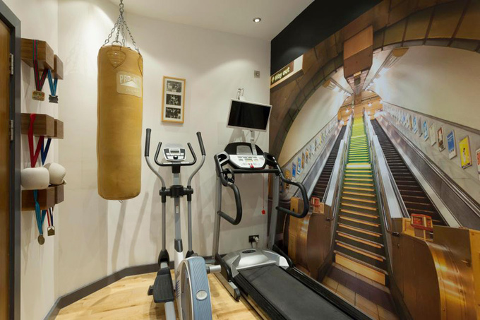 Ngôi nhà độc đáo này còn có cả phòng tập gym với các thiết bị cơ bản để chủ nhà tự rèn luyện sức khỏe. ngôi nhà độc đáo