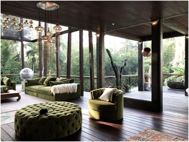 Ngôi nhà xinh xắn có tất cả 4 tầng với diện tích sử dụng khoảng 750m2, thiết kế theo phong cách mở vừa phóng khoáng vừa hiện đại ngôi nhà xinh xắn