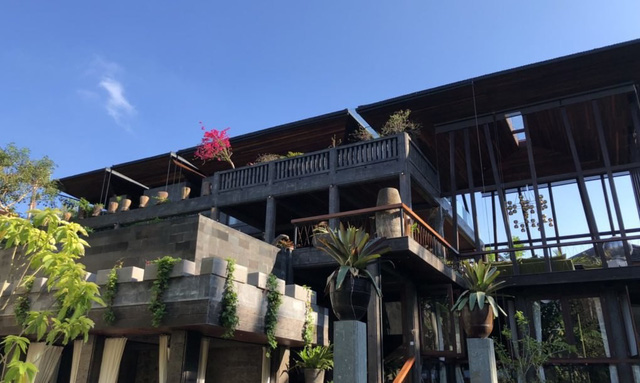 Chất liệu chủ yếu để xây ngôi nhà nghỉ dường ở Bali này là đá và gỗ tối màu, đem lại cảm giác thân thiện, gần gũi với thiên nhiên. ngôi nhà nghỉ dưỡng ở Bali