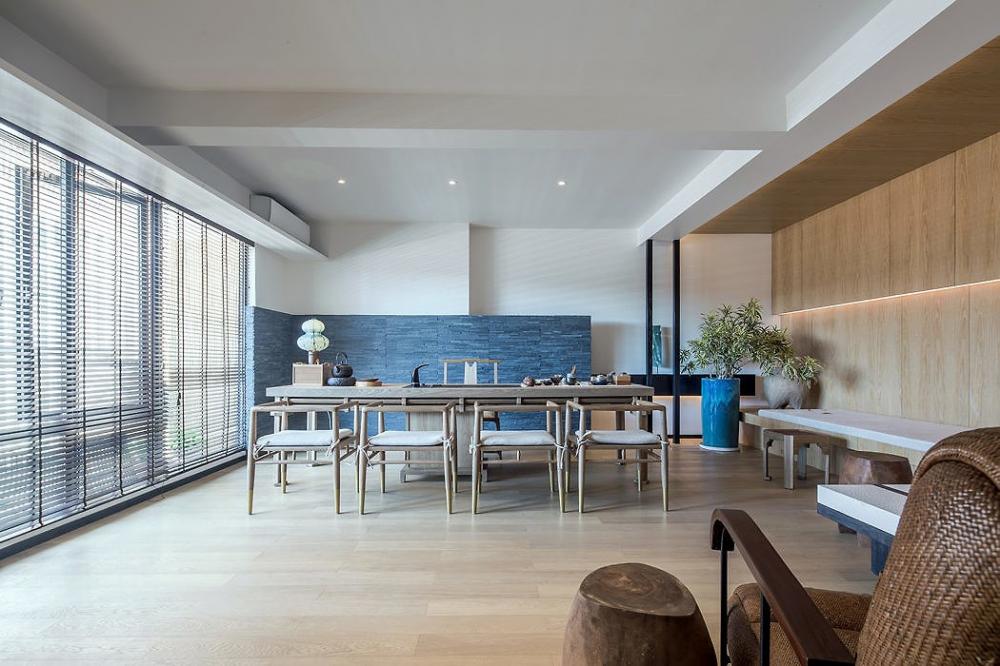 Giữa những món nội thất đậm truyền thống, bức tường màu xanh đậm đen đến nét phá cách đầy cuốn hút cho biệt thự phong cách Á Đông. biệt thự phong cách Á Đông