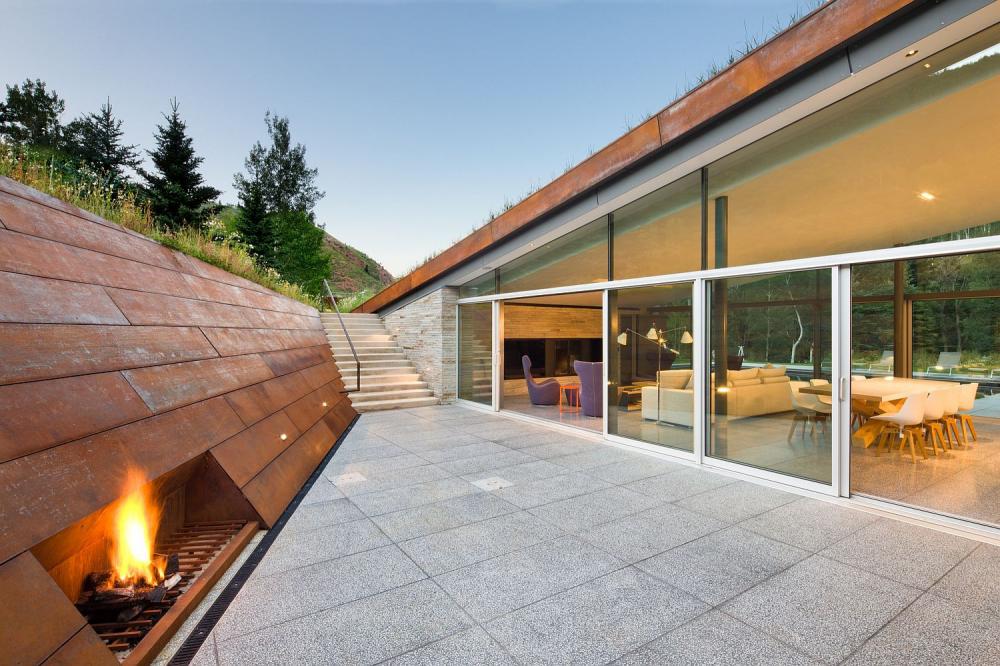 Sân nhà đẹp với bức tường trang trí tấm Corten tạo ra độ tương phản Sân nhà đẹp