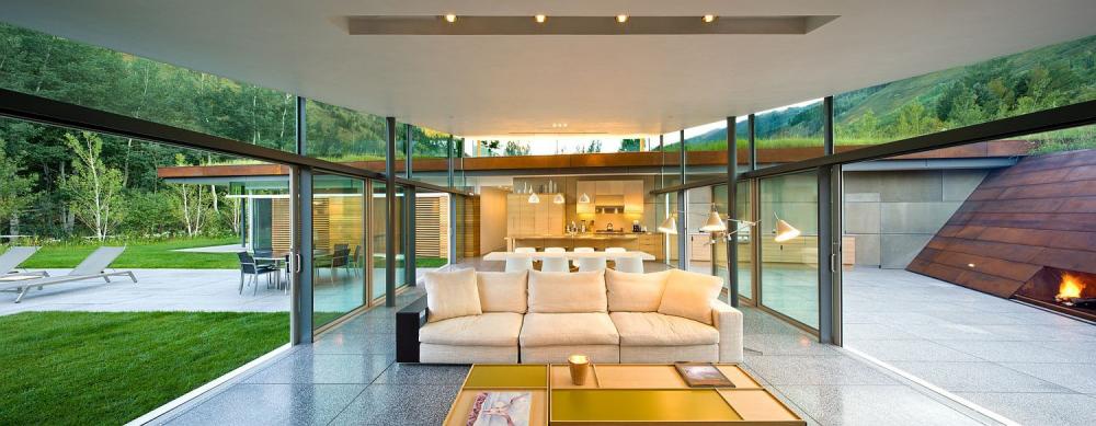 Toàn bộ khu vực tiếp khách được bố trí theo phong cách Pavilion với cửa kính trong suốt bao quanh khu vực tiếp khách