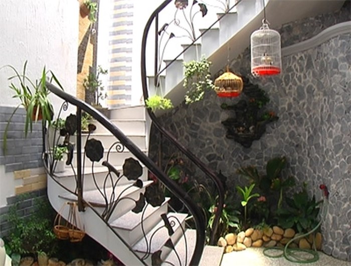 Một vài chậu hoa bố trí hợp lý là bạn đã có tiểu cảnh cầu thang đẹp mắt tiểu cảnh cầu thang đẹp