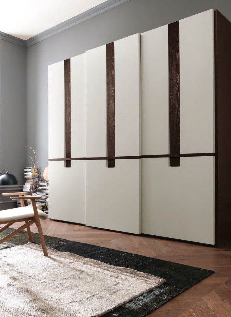 Vị trí tốt nhất đặt tủ quần áo là tại hướng Tây hoặc hướng Bắc. Vị trí tốt nhất đặt tủ quần áo