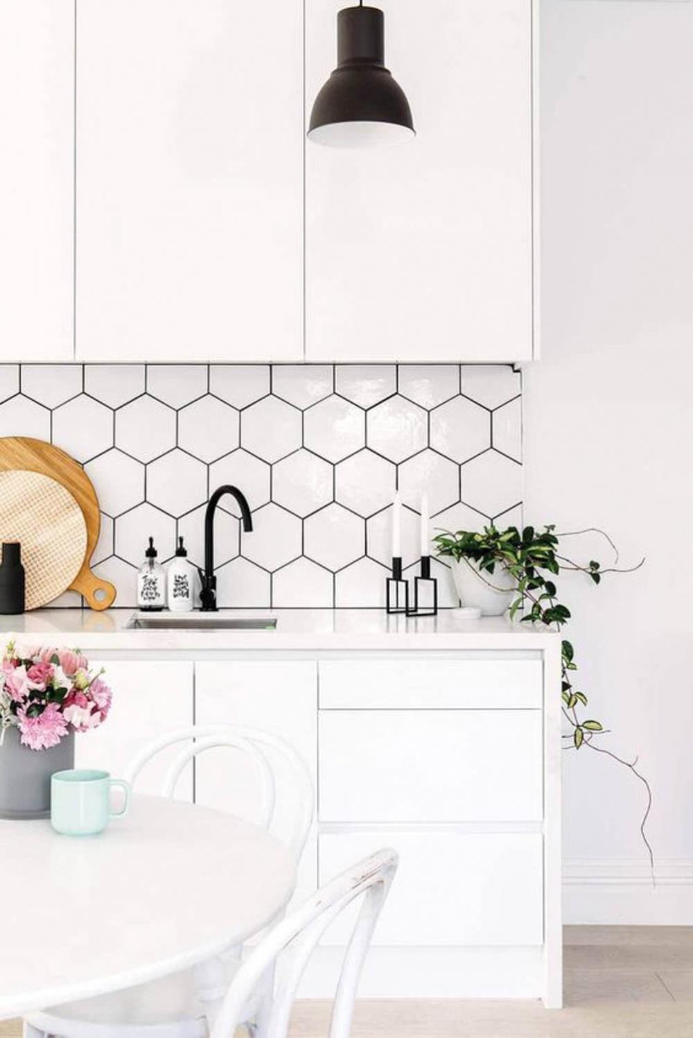 Phòng bếp cũng khá nhỏ nên KTS gợi ý sử dụng hệ tủ bếp màu sáng để tạo cảm giác rộng rãi, thoáng mát thiết kế phòng bếp nhỏ