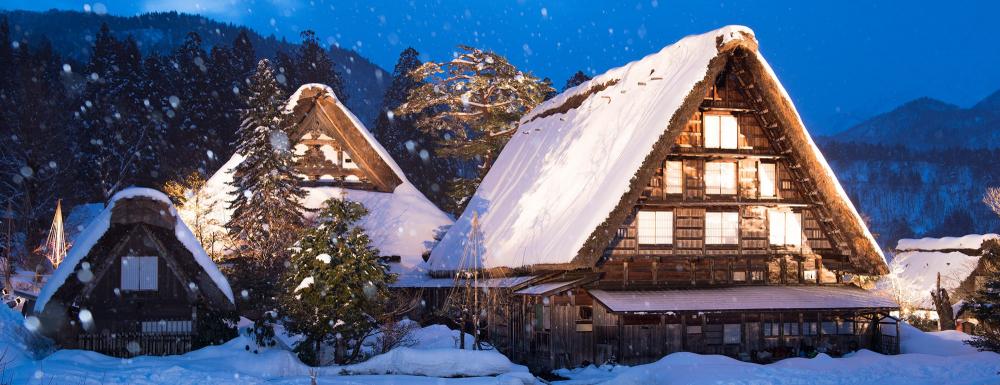 Làng Shirakawa đã hình thành cách đây hơn 300 năm nhưng vẫn giữ được gần như nguyên vẹn hình dáng kiến trúc cổ xưa. Ngôi làng xinh đẹp với những ngôi nhà mái dốc lấp lánh ánh sáng khi đêm về. nhà mái dốc