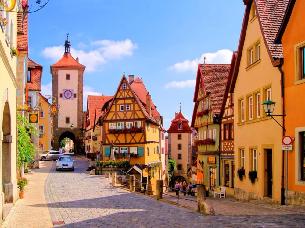 Kiến trúc đẹp và cổ kính là một trong những điểm thu hút du khách đến với thành phố Rothenburg kiến trúc đẹp