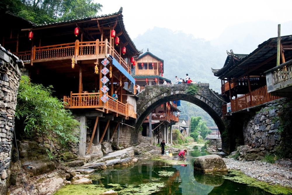 Tường nhà, cây cầu hay đường đi trong làng Dehang đều được sử dụng chất liệu đá thô mộc, xưa cũ làng Dehang