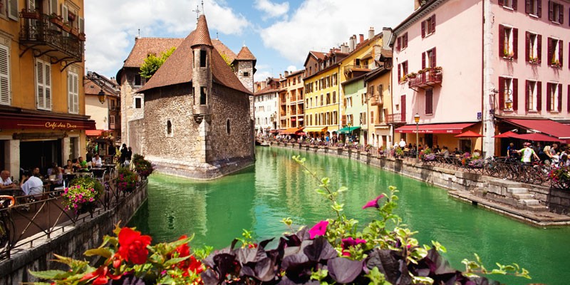 Annecy được mệnh danh là Venice của nước Pháp bởi sở hữu khung cảnh yên bình, thơ mộng Venice của nước Pháp