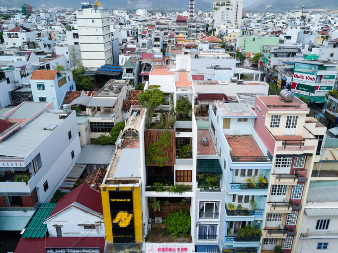 Ngôi nhà ống ở Nha Trang nổi bật giữa dãy nhà phố xung quanh nhờ thiết kế lạ mắt và nhiều cây xanh. Đây là công trình vừa để ở, vừa tích hợp văn phòng làm việc. nhà ống ở Nha Trang