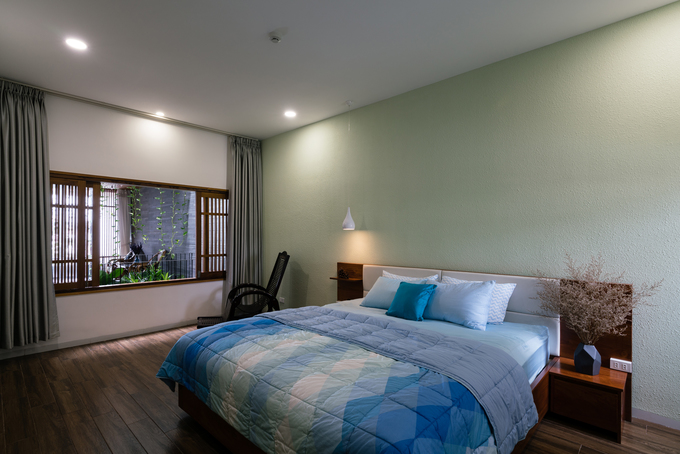 Nhà gồm tất cả 3 phòng ngủ, phòng nào cũng được thiết kế như một ngôi nhà thu nhỏ với 2 mặt là 2 dãy cửa sổ song gỗ mở ra giếng trời và rèm cây phía mặt tiền. Đặc biệt, từ mỗi phòng ngủ đều có thể quan sát được các phòng khác, các không gian chung bên ngoài. mẫu nhà ống đẹp