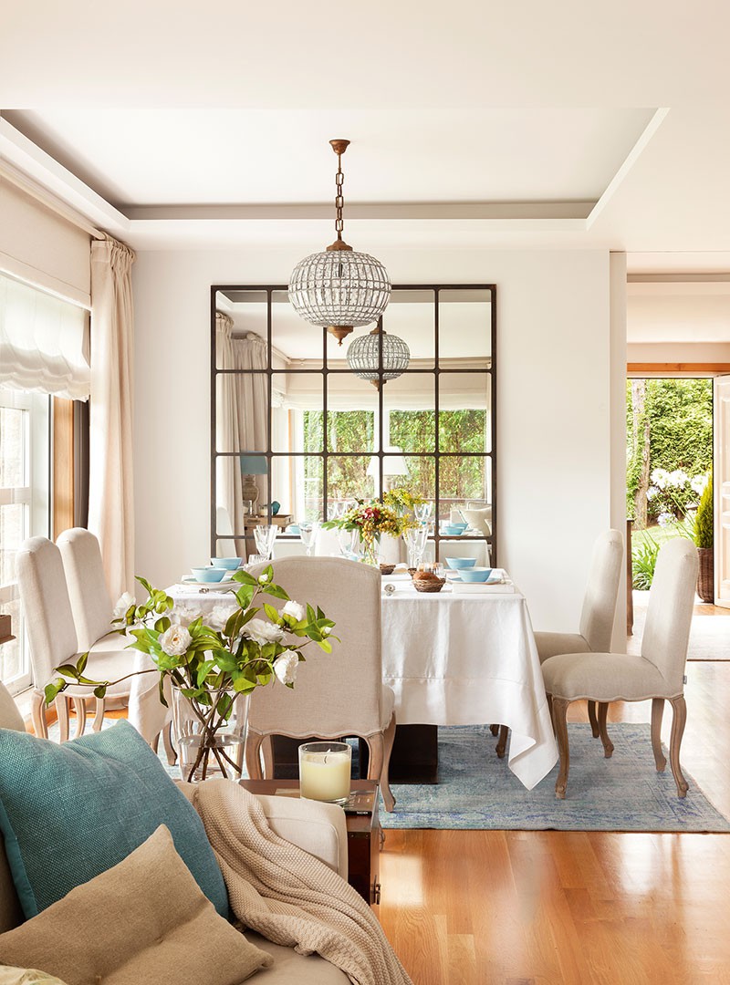 Nên bố trí phòng ăn cạnh cửa sổ để không gian luôn thoáng đãng, giúp mọi người ngon miệng hơn bố trí phòng ăn