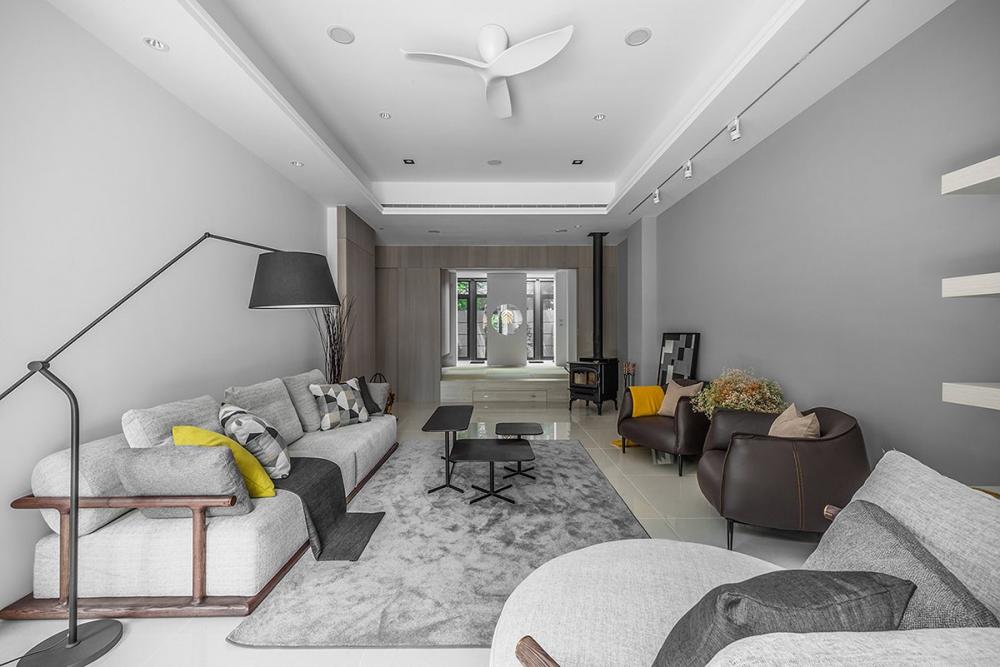 Một gia đình trẻ đã thuê lại ngôi nhà này làm nơi sinh sống. Tuy vậy chủ nhà vẫn rất chú trọng đến thiết kế và trang trí ngôi nhà. Phòng khách được thiết kế theo phong cách hiện đại với đèn trần, ghế sofa sang trọng… ngôi nhà đi thuê