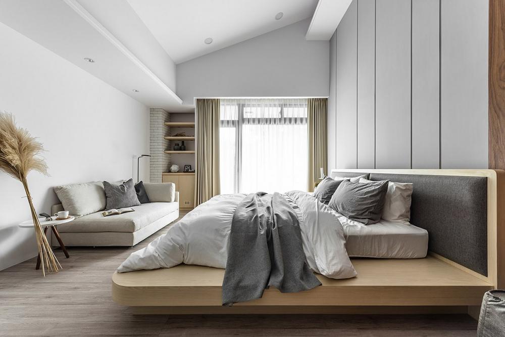Cạnh giường ngủ còn có thêm ghế sofa giường được bố trí gần cửa sổ để đọc sách, thư giãn những lúc rảnh rỗi. ghế sofa giường