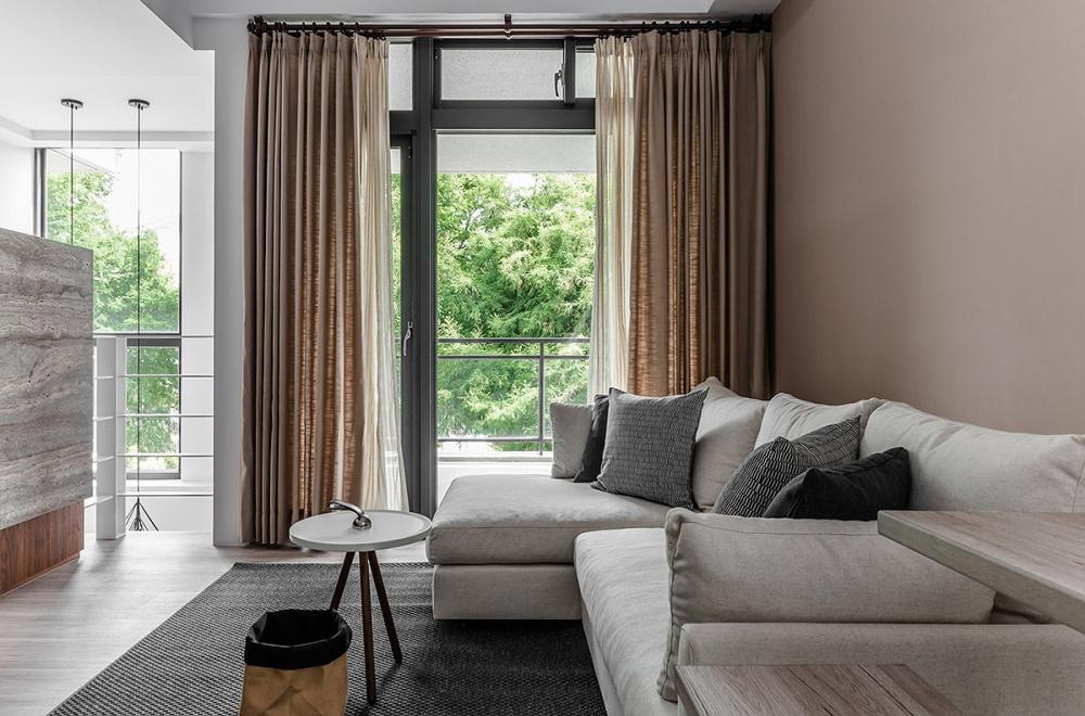Sảnh chờ có diện tích khá lớn ở tầng hai là nơi chủ nhà tiếp khách, thết đãi bạn bè hoặc những dịp tụ tập đông người. sảnh chờ ở tầng 2