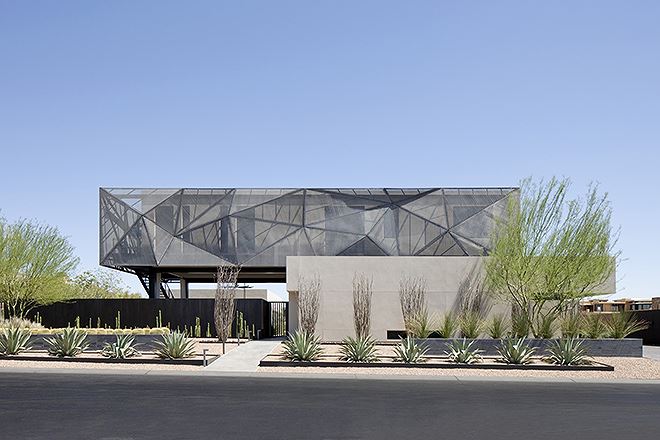 Tresarca House nằm tại Las Vegas (Mỹ), hoàn thành vào năm 2011. Giữa mênh mông biển cát, ngôi nhà nổi bật với đường nét kiến trúc hiện đại, sang trọng. ngôi nhà giữa biển cát