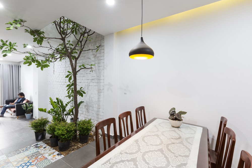 Cạnh giếng trời là bàn ăn lớn nơi cả gia đình quây quần ấm cúng bàn ăn cạnh giếng trời