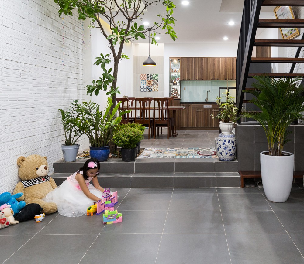 Sàn nhà giật cấp phân chia không gian khu tiếp khách và khu bếp rất hiệu quả. sàn nhà giật cấp