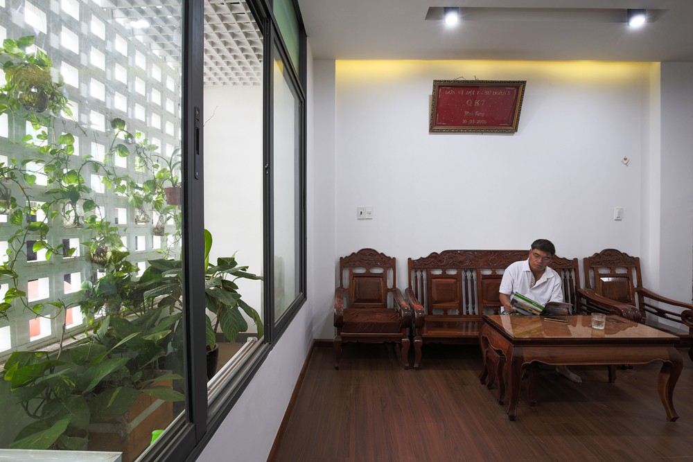 Phòng khách đơn giản nhưng có ban công thoáng đãng với cây cối xanh mát phòng khách đơn giản
