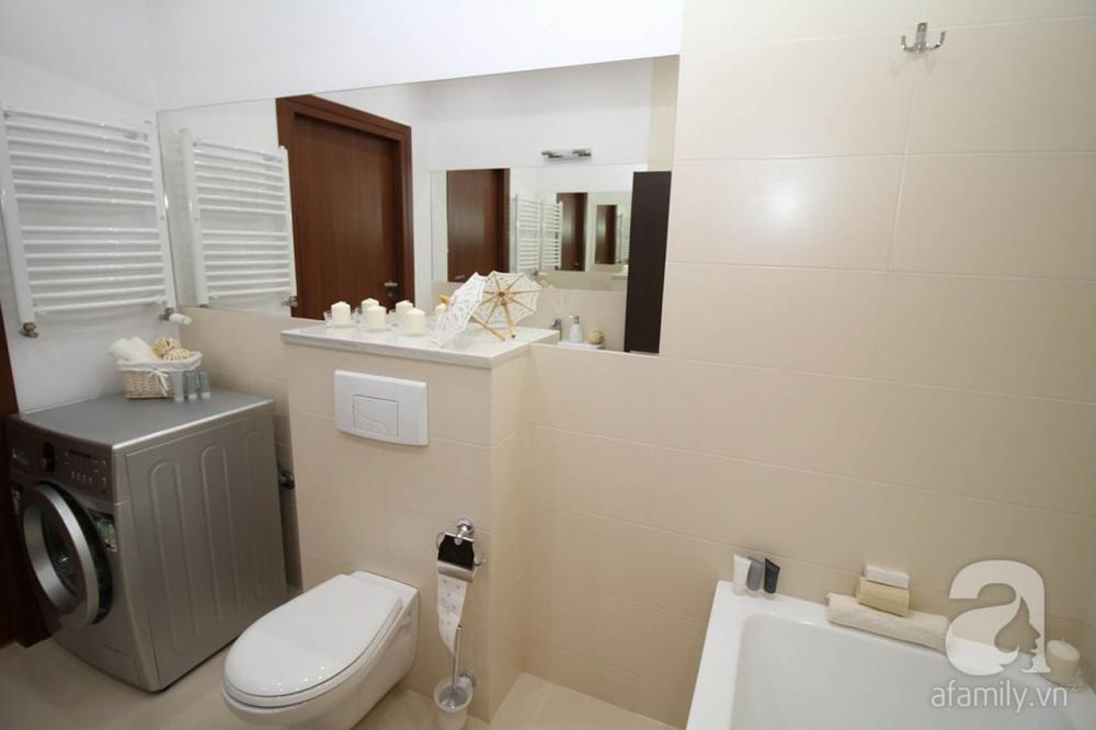 Phòng vệ sinh khá rộng nên có thể đặt thêm máy giặt. Nội thất liền tường màu trắng tạo cảm giác sạch sẽ. nội thất nhà vệ sinh