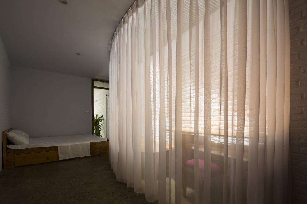 Rèm che tạo nét đẹp mềm mại và giảm bớt cường độ ánh sáng từ giếng trời rèm nhà đẹp