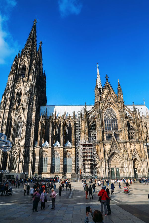 Nét đẹp nổi bật giúp nhà thờ Cologne trở thành điểm tham quan nổi tiếng nhất ở Đức từ những năm 2001. Ảnh: Pinterest. nhà thờ Cologne