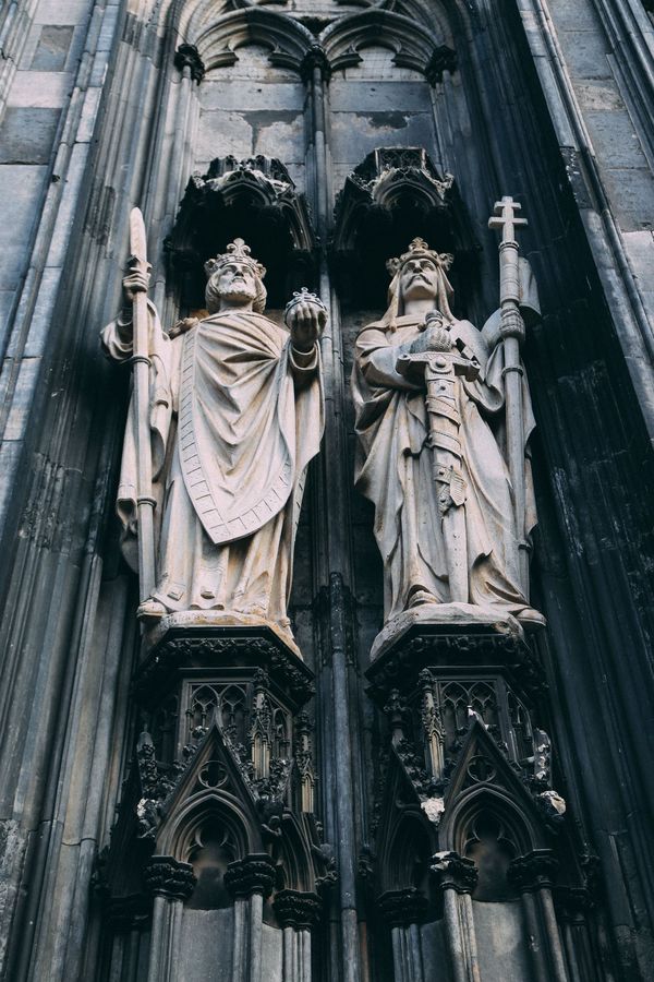 Nhà thờ Cologne hiện vẫn lưu giữ nhiều bức tranh tôn giáo của hoạ sĩ địa phương hồi thế kỷ 15. Ngoài ra, những bức tượng chân dung, pháp y của Thánh, Thánh thể, kinh Phúc âm cũng được bảo tồn rất tốt, gần như còn nguyên vẹn trong nhà thờ. nhà thờ đẹp nhất châu Âu