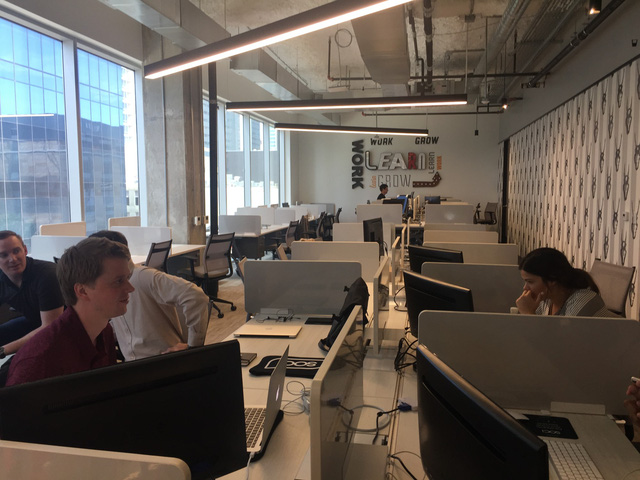 Thời gian gần đây, thị trường Việt Nam ghi nhận sự bùng nổ của không gian làm việc chung cho startup và doanh nghiệp (co-working space). Ảnh: N.Bình văn phòng làm việc tại Việt Nam