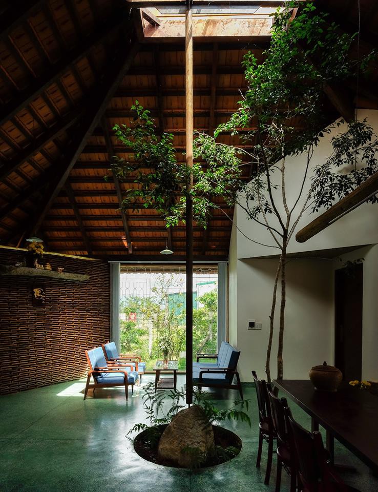 Phòng khách là một góc nhỏ cạnh khung cửa sổ lớn mở ra khu vườn xanh mướt bên ngoài. Sofa màu xanh dương là kết hợp tinh tế cho không gian chung khi mang nét đẹp vừa cổ điển, vừa hiện đại. phòng khách nhà đẹp