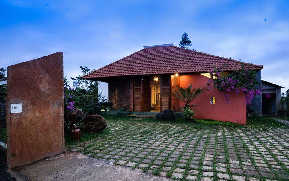 Tên gọi của ngôi nhà là Giao House với vẻ ngoài đơn giản và yên ả Giao House ở Lâm Đồng