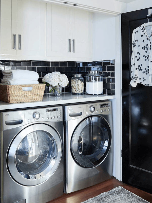 Tận dụng chân hệ tủ kệ làm chỗ đặt máy giặt sấy chỗ đặt máy giặt sấy