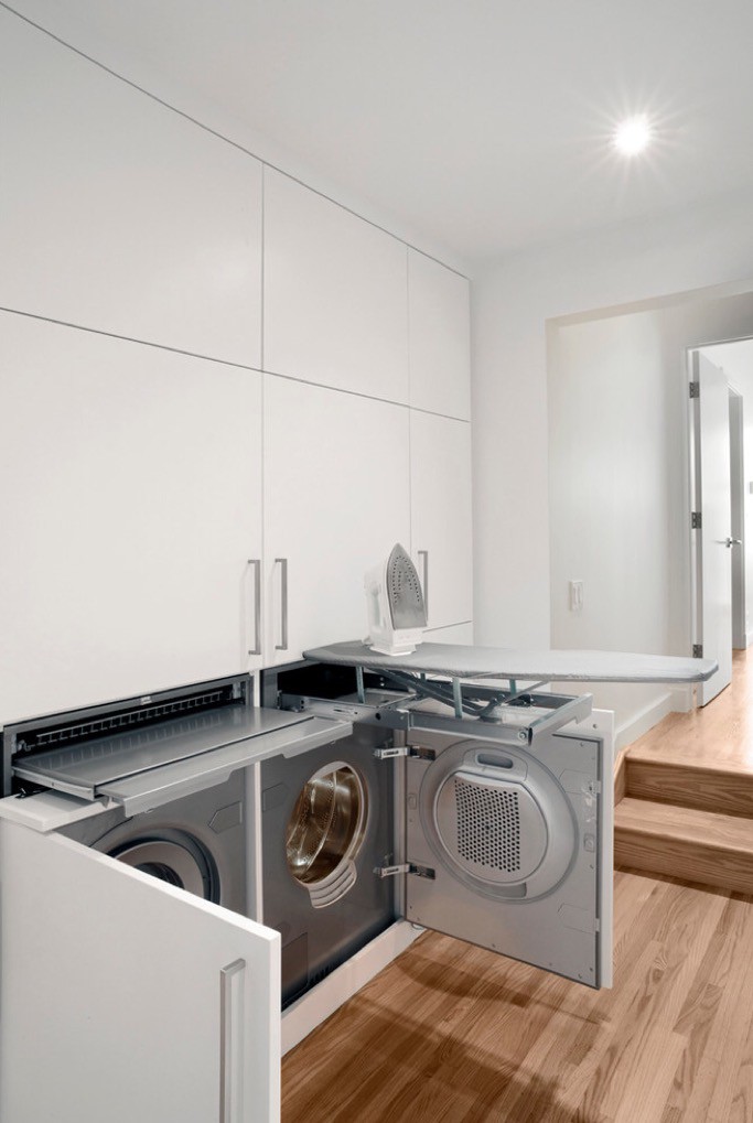 Bố trí máy giặt tích hợp trong khối tủ đồ rất tiện dụng và tiết kiệm diện tích Bố trí máy giặt tích hợp trong khối tủ