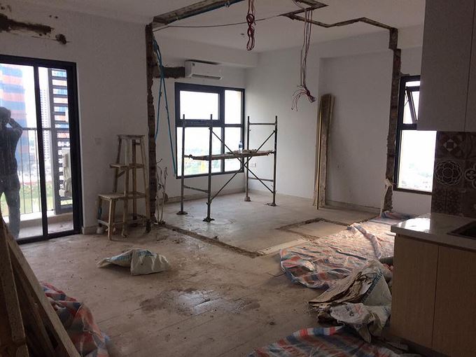 Không gian căn hộ 75 m2 ban đầu bị chia nhỏ nên trông khá bức bí, chật chội căn hộ 75 m2