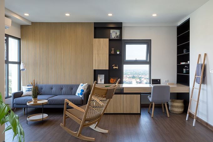 Điểm khác biệt của căn hộ là có phòng làm việc đặt ngay cạnh sofa phòng khách nhằm tận dụng tốt nhất ánh sáng tự nhiên từ khung cửa sổ phòng làm việc