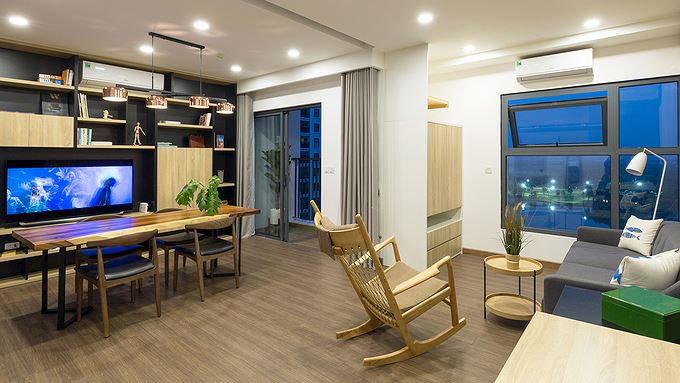 Nội thất căn hộ chủ yếu làm từ chất liệu gỗ tự nhiên nên tạo cảm giác ấm cúng mà vẫn rất sang trọng Nội thất căn hộ