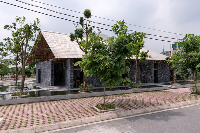 Ngôi nhà độc đáo này thực ra là một công trình một trệt một lửng phục vụ sinh hoạt cộng đồng, cà phê, văn hóa và nghệ thuật... ở thị xã Đồng Văn, tỉnh Hà Nam. Nhà có kết cấu một trệt, một lửng. ngôi nhà độc đáo ở Hà Nam