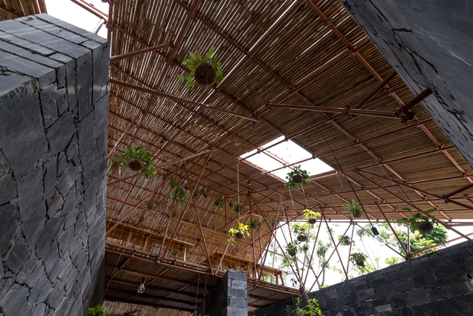 Công trình có tên gọi là Không gian S (S = Save the Stone & Scaffolding = Giải cứu Đá & Giàn giáo) với thông điệp cảnh tỉnh việc khai thác bừa bãi tài nguyên thiên nhiên, khiến nhiều núi đá có giá trị lịch sử văn hóa bị xóa sổ. Không gian S