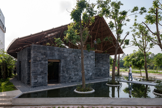 Xung quanh ngôi nhà là mặt nước, cây xanh giúp điều tiết vi khí hậu, tạo cảnh quan đồng thời đưa con người gắn kết hơn với thiên nhiên. cảnh quan quanh nhà