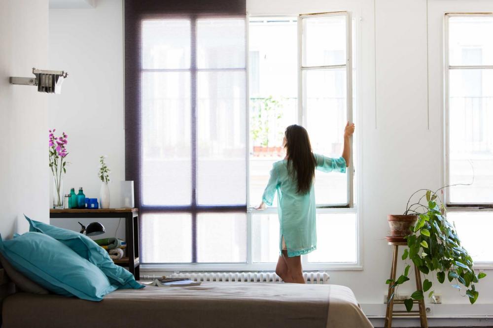 Mở cửa sổ để tăng cường khả năng lưu thông không khí và ánh sáng tự nhiên cho phòng ngủ mở cửa sổ phòng ngủ