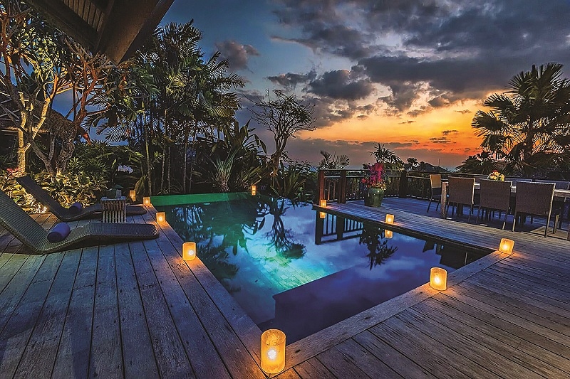 Hồ bơi được thắp sáng bằng hệ thống đèn trang trí và định vị vừa an toàn vừa thẩm mỹ đèn chiếu hồ bơi