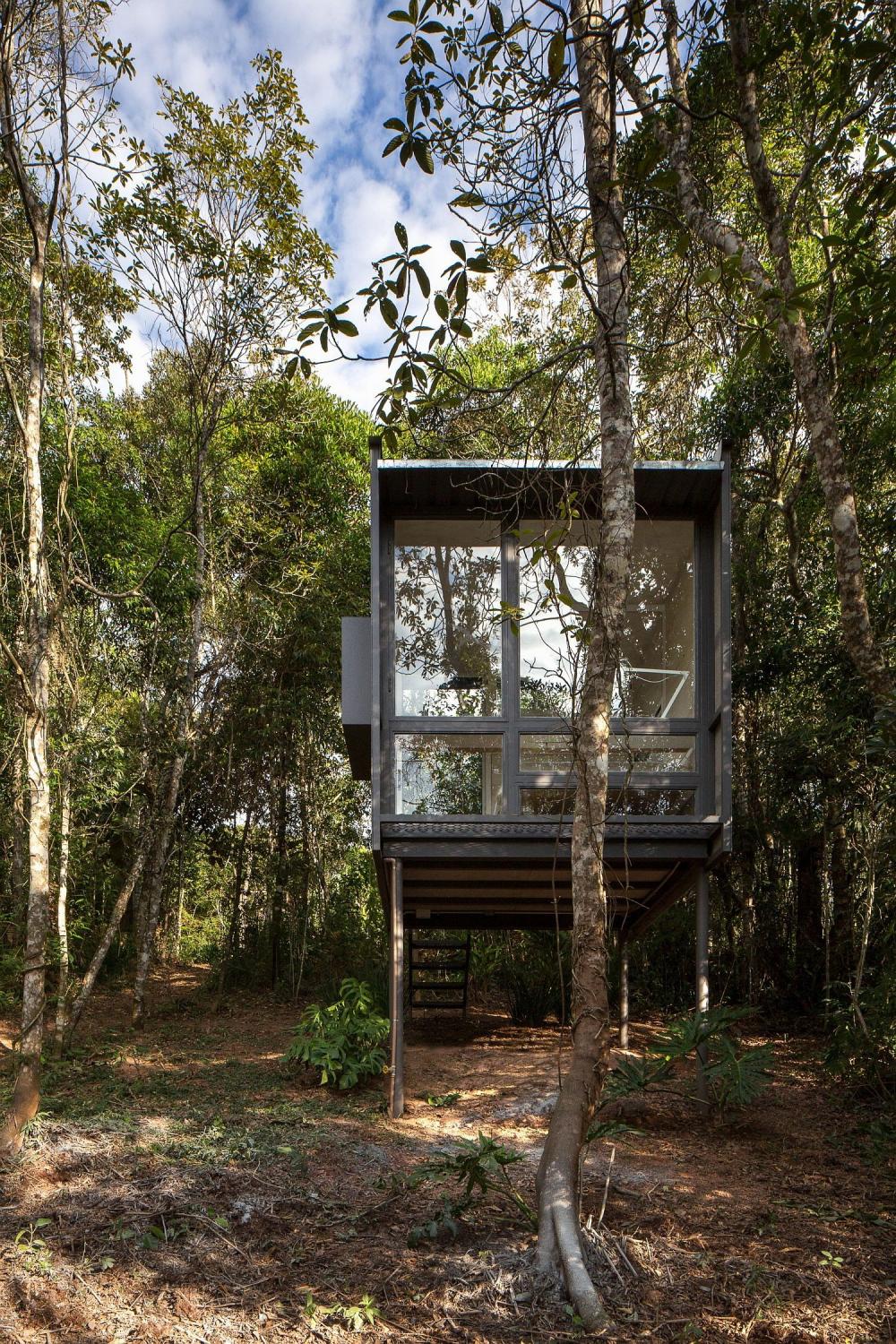 Một ngôi nhà cabin nhỏ xinh nằm trong rừng Nhà cabin nhỏ xinh