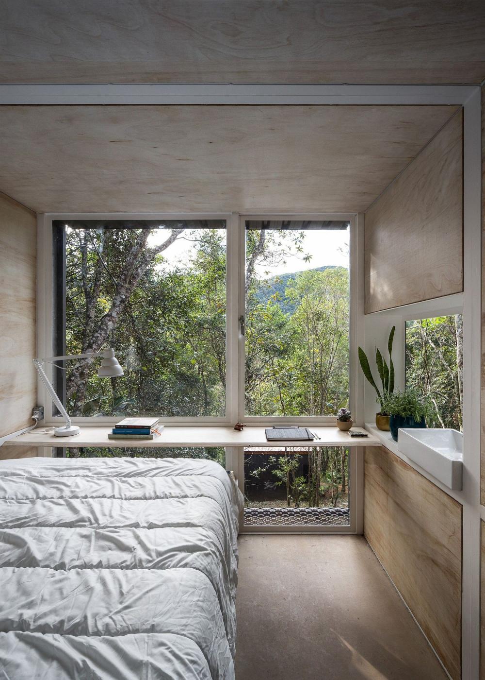 Nội thất trong nhà cabin chỉ gồm bàn, giường và bồn rửa phục vụ nhu cầu thiết yếu Nội thất trong nhà cabin