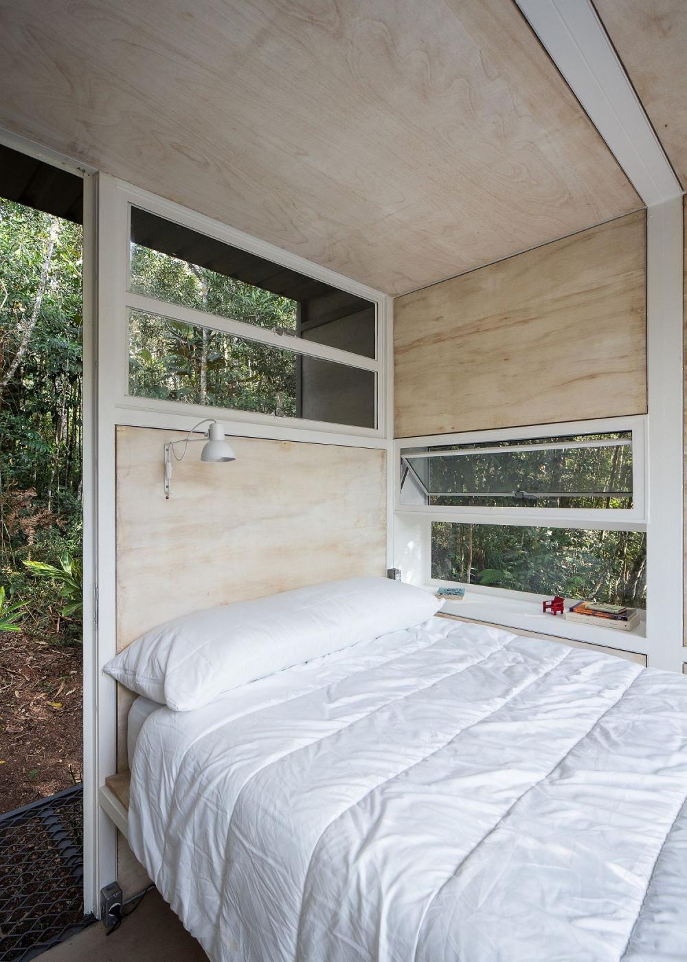 Vách tường được ghép bằng những tấm gỗ giúp hạn chế âm thanh phát ra khi di chuyển trên cabin nhỏ xíu này. cabin nhỏ xíu